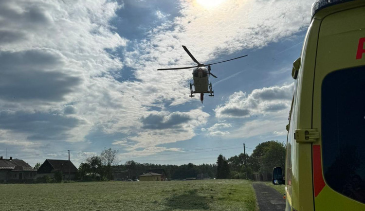 Dva vážné pády z výšky během jediného dne. Zraněné muže transportoval do Ostravy vrtulník