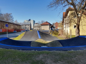 FOTO: V Novém Jičíně je otevřený nový pumptrack. Lidé nesmí šlapat na trávník