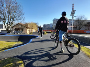 FOTO: V Novém Jičíně je otevřený nový pumptrack. Lidé nesmí šlapat na trávník