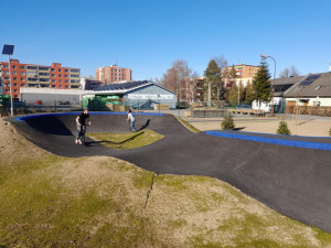 FOTO: V Novém Jičíně je otevřený nový pumptrack. Lidé nesmí šlapat na trávník