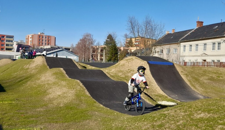 FOTO: V Novém Jičíně je otevřený nový pumptrack. Lidé nesmí šlapat na trávník. Foto: Se svolením města Nový Jičín