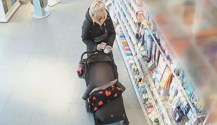 VIDEO: Žena kradla v drogerii ve velkém. Do kočárku nastrkala desítky kondomů