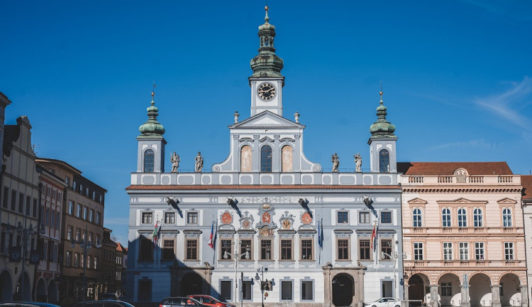 České Budějovice přidají na letošní mzdy nepedagogických pracovníků 15 milionů