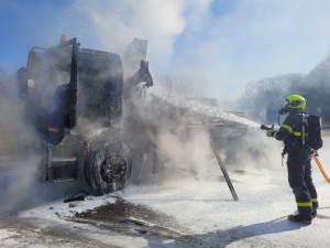 Náklaďák začal za jízdy hořet. Řidič se snažil požáru zabránit a vyložit náklad