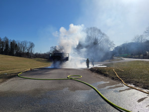 Náklaďák začal za jízdy hořet. Řidič se snažil požáru zabránit a vyložit náklad