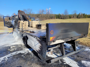 Náklaďák začal za jízdy hořet. Řidič se snažil požáru zabránit a vyložit náklad