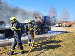 Náklaďák začal za jízdy hořet. Řidič se snažil požáru zabránit a vyložit náklad