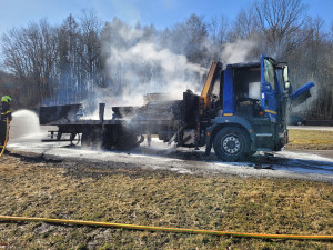 Náklaďák začal za jízdy hořet. Řidič se snažil požáru zabránit a vyložit náklad