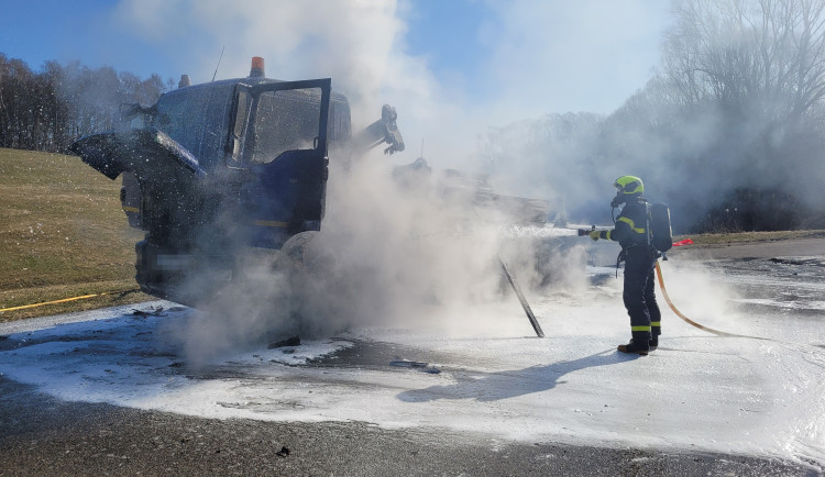 Náklaďák začal za jízdy hořet. Řidič se snažil požáru zabránit a vyložit náklad