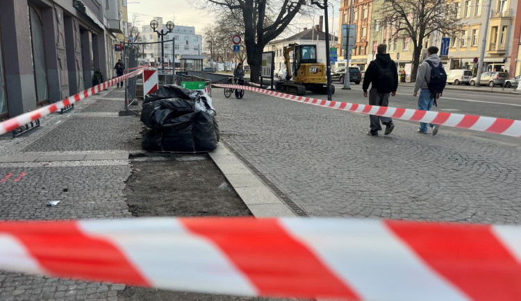 Bagr a materiál čekají, podchod u hradeckého BioCentrál se na chvíli uzavře