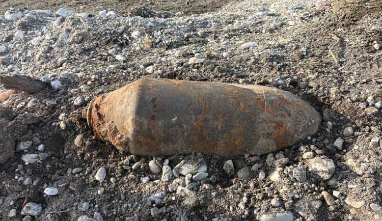 Hasiči museli evakuovat školu na Opavsku, nedaleko se totiž našla letecká puma