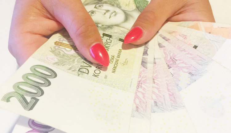 Zpozorněte. Falešný policista znovu úřadoval, žena přišla o statisíce