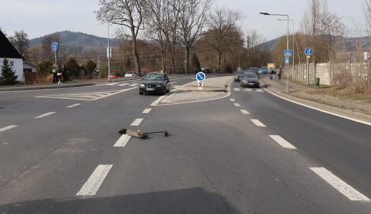 Policie hledá svědky střetu auta a elektrokoloběžky u Ostrova. Žena skončila v nemocnici