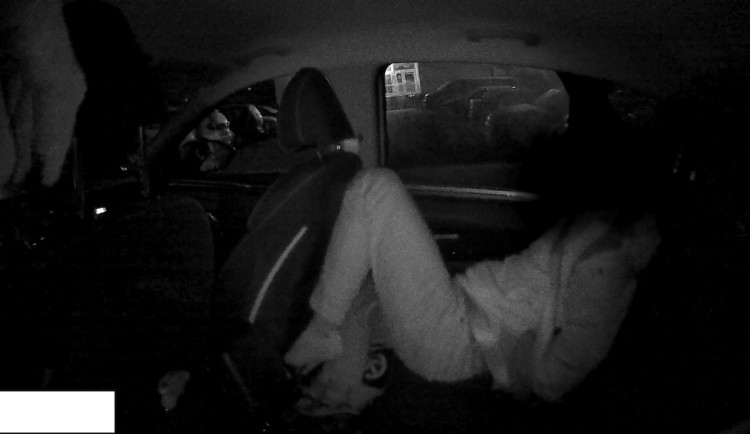 Opilci napadli obsluhu klubu, uráželi hosty. Na útěku jeden po strážnících hodil batoh