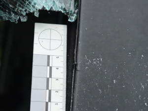 Povedená dvojice v Orlové vykradla 9 aut. Odnesla kabely, reflexní vestu i dvacetikorunu