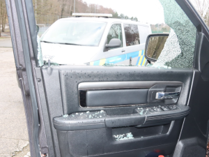 Povedená dvojice v Orlové vykradla 9 aut. Odnesla kabely, reflexní vestu i dvacetikorunu