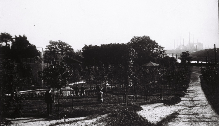 První ostravský park lákal na kulturu i sport. Dnes v lokalitě hraje Baník