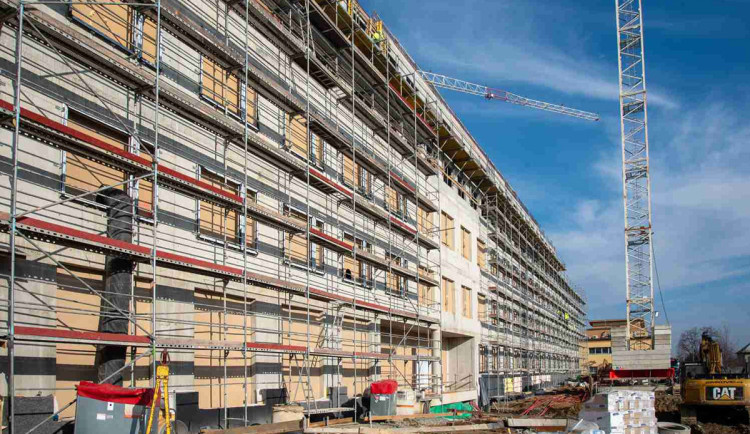 Rozestavěný superpavilon je dominantou areálu FN Olomouc. Hrubá stavba už bude hotová