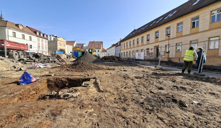 Na Škroupově náměstí v České Lípě odhalili archeologové zbytky domu a pohřebiště