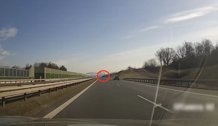 Policisté z Karlovarska řešili řidiče překračující rychlost, dva přišli o řidičský průkaz