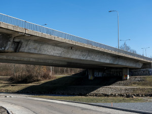 Ke Karolině povede od konce roku nový most, ten dosavadní půjde k zemi