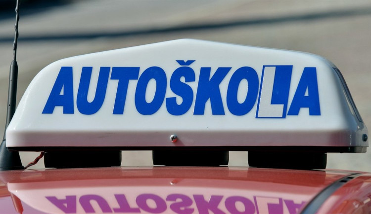 Závěrečnou zkoušku autoškoly jel opilý. Řidiče místo dokladů čeká soud