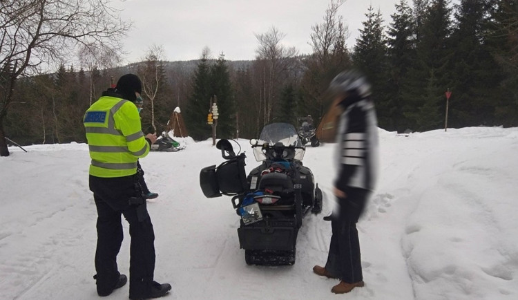 Opilý muž na sněžném skútru ujížděl policii, doplatil na vlastní banální chybu