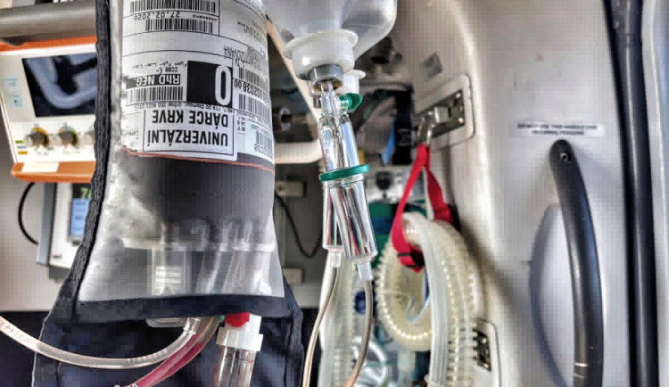 Velká ztráta krve po nehodě. Senior ze Šumperska dostal transfuzi přímo ve vrtulníku