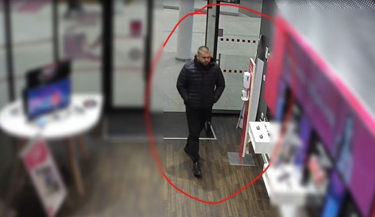 Policie vyšetřuje krádež dvou mobilních telefonů v Olomouci. Pátrá po neznámém muži