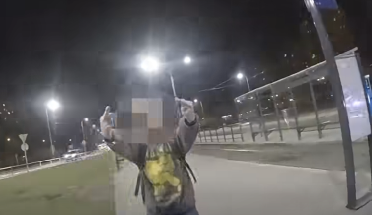 VIDEO: Agresivní opilec v Hrabůvce urážel strážníky. Pojďme mě zkopat, vybízel je