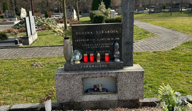 Proskovický hřbitov vykradli zloději. Kvůli kovovým rámečkům poškodili desítky hrobů