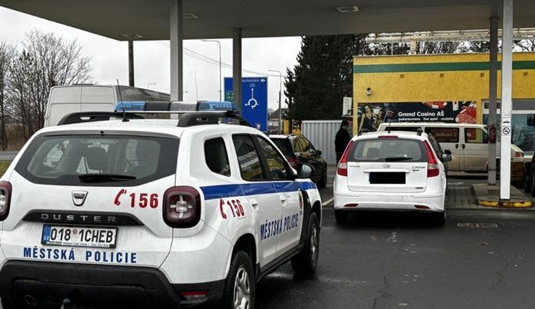 Cizinec v zaparkovaném autě přiznal popíjení alkoholu. Po půhodině byl za volantem