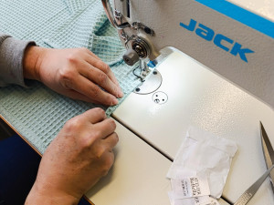 Ve opavské věznici vznikají polštáře i utěrky. Odsouzené ženy šijí bytové doplňky