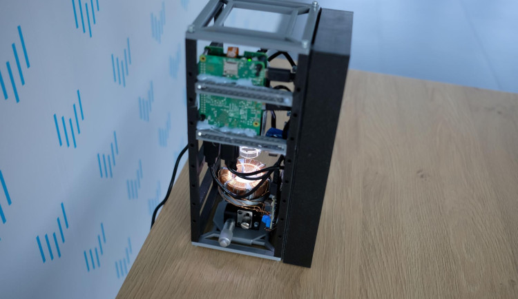 Unikátní nanoroboti z Ostravy poletí do vesmíru, doprovodí astronauta Svobodu