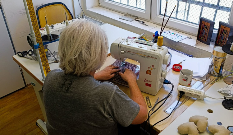 Ve opavské věznici vznikají polštáře i utěrky. Odsouzené ženy šijí bytové doplňky