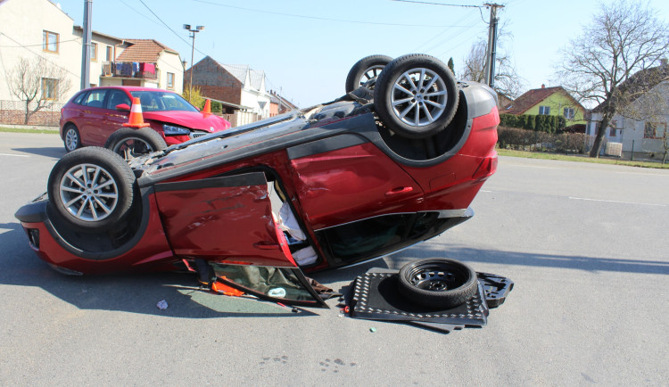 Osmnáctiletý řidič skončil na střeše. Mladík na křižovatce na Přerovsku nedal přednost