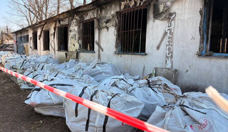 Azbest, tuny odpadků, koše jehel. Praha 4 bourá squat v Braníku, bude tu park