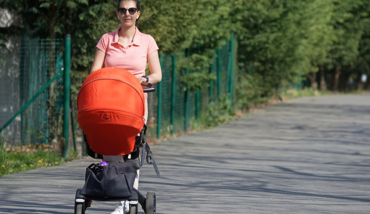 Cyklista v Brně srazil kočárek a poranil batole, pak ujel. Policisté hledají svědky