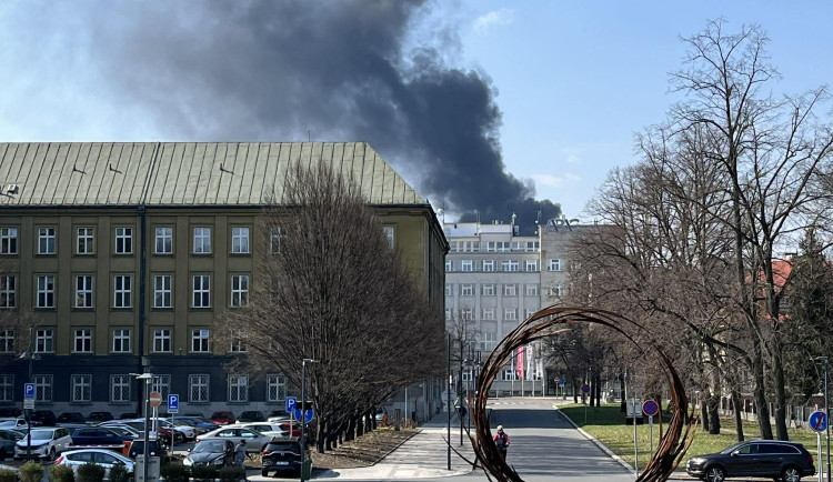 FOTO: V centru Ostravy hoří panelák, kolemjdoucí děsí plameny a hustý dým