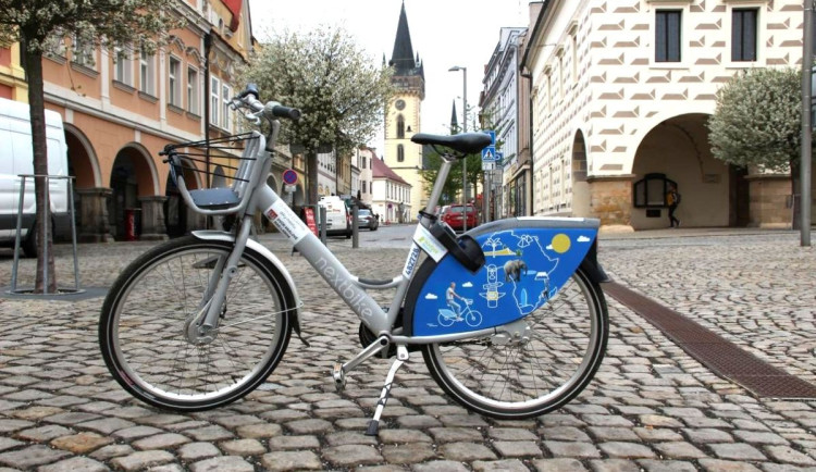 Dvůr Králové vrátil do ulic sdílená kola, místostarosta apeluje na dodržování pravidel