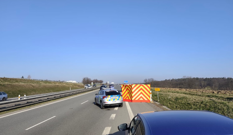 Pohřešovaný senior se našel. Jeho tělo leželo v příkopu u silnice na Opavu