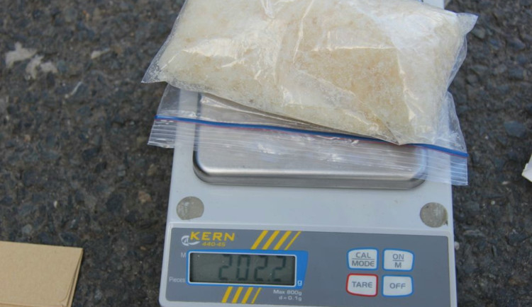 Muž měl v autě přes 200 gramů pervitinu, hrozí mu až deset let vězení