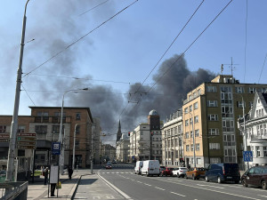 FOTO: V centru Ostravy hoří panelák, kolemjdoucí děsí plameny a hustý dým