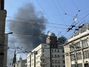 FOTO: V centru Ostravy hoří panelák, kolemjdoucí děsí plameny a hustý dým