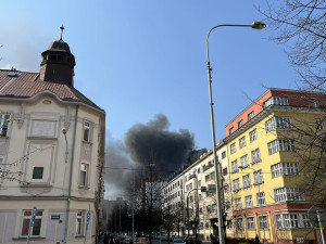 FOTO: V centru Ostravy hoří panelák, kolemjdoucí děsí plameny a hustý dým
