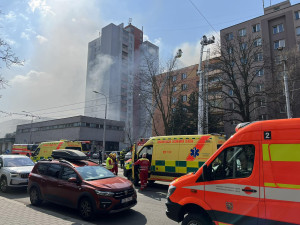 FOTO: V centru Ostravy hoří panelák, kolemjdoucí děsí plameny a hustý dým
