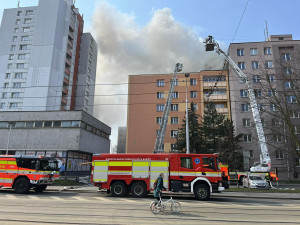 FOTO: V centru Ostravy hoří panelák, kolemjdoucí děsí plameny a hustý dým