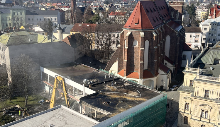 Demolice opavské Slezanky zase pokračuje, firma zvolila šetrnější postup