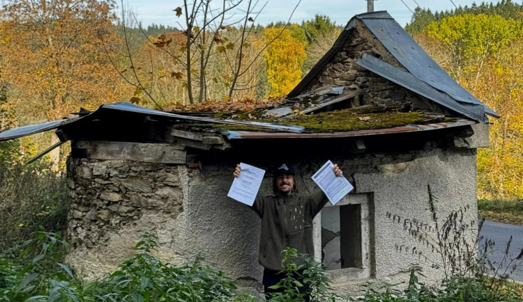 Ruinu šumavské kapličky čeká obnova, nadšenci stále shání dobové materiály