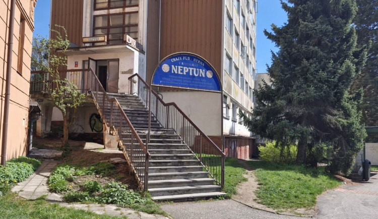 Problémová ubytovna Neptun v Jablonci se vyprazdňuje, zásahů policie ubývá